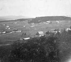 historické foto vsi s kostelem (vpravo v pozadí)
