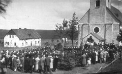 svěcení pomníku obětem 1. světové války před kostelem