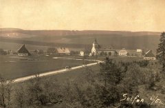 historická pohlednice vsi s kostelem