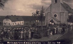 historická pohlednice s kostelem, svěcení pomníku obětem 1. světové války