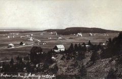historická pohlednice vsi s kostelem (vpravo od středu)