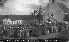 svěcení pomníku obětem 1. světové války před kostelem (vpravo)