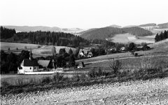 historické foto kostela (vlevo)
