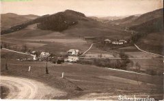 historické foto části obce s kostelem (v popředí vlevo)