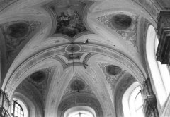starší foto interiéru kostela - klenba presbytáře