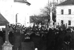 pohřeb u kostela