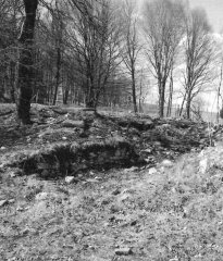základy kostela - hlavní loď a doleva vybíhající příčné křídlo
