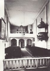 historické foto interiéru kostela (přední část)