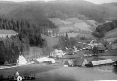 historické foto kostela (vlevo, za silnicí)