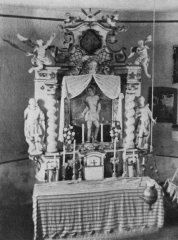 historické foto interiéru kaple - oltář s obrazem patrona kaple sv. Šebestiánem