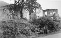 ruiny kaple (vlevo)