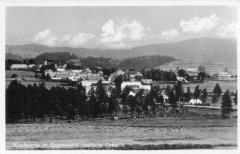 dobová pohlednice městyse s kostelem