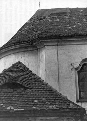 provizorně opravená střecha kostela před jeho odstřelem