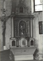 historické foto interiéru kostela (boční oltář)