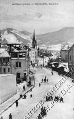 pohled ulicí ke kostelu