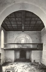 historické foto interiéru kostela (přední část)