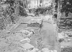 Kostel během archeologického výzkumu. Pohled do presbytáře s pozůstatkem dlažby a odkrytým oltářem