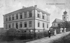 dobová pohlednice vsi s kostelem