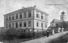 dobová pohlednice vsi s kostelem