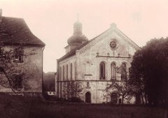 historické foto kostela a fary