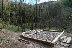 pietně upravené základy kaple