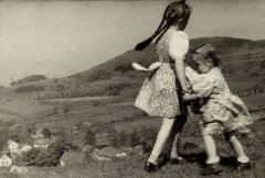 historické foto vsi s kostelem (vlevo dole)