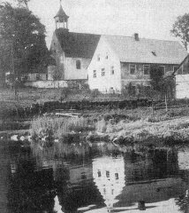 náves s kostelem