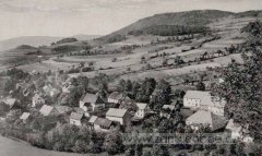 dobová pohlednice vsi s kostelem