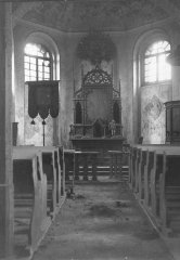 pohled do interiéru - loď a oltář