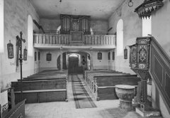 historické foto interiéru kostela (přední část)