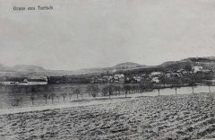 historické foto vsi s kostelem (vpravo)