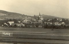 dobová pohlednice vsi s kostelem