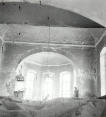 historické foto interiéru kostela s uskladněným zrním