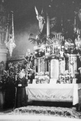historické foto interiéru kostela - hlavní oltář s panem farářem