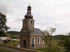pohled zepředu zprava - svěcení kaple