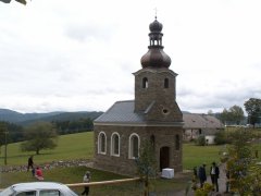 pohled zepředu zleva - svěcení kaple