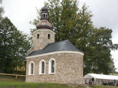 pohled zezadu zprava - svěcení kaple