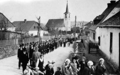 pohřeb od kostela