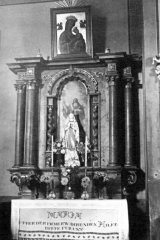 historické foto interiéru kostela - boční oltář