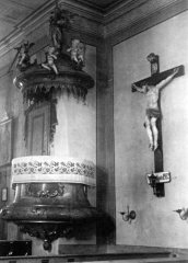 historické foto interiéru kostela - kazatelna