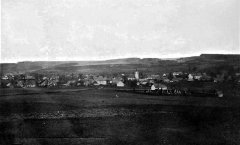historické foto vsi s kostelem