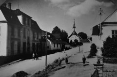historické foto části vsi s kostelem