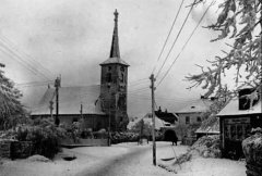 historické foto kostela, vpravo od něj fara s vjezdem