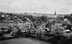 historické foto vsi s kostelem