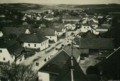 pohled z kostelní věže, v popředí část střechy kostela s křížem