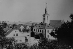 historické foto části vsi s kostelem