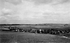 historické foto vsi s kostelem