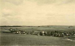 historické foto vsi s kostelem
