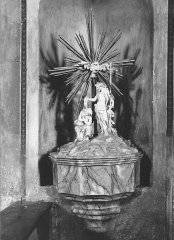 historické foto interiéru kostela (křtitelnice)