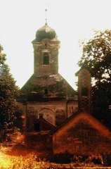 hasičská zbrojnice, márnice a v pozadí kostel